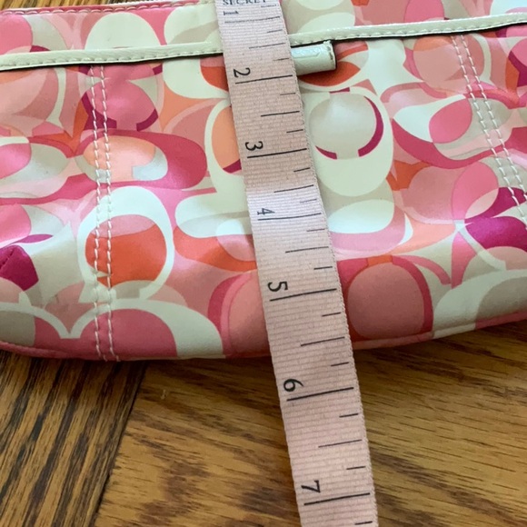 Coach Scarf Fabric Zip Wristlet w/ White Trim EUC! - Picture 4 of 4